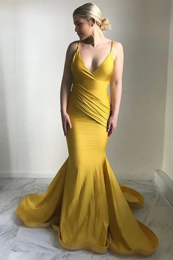 Vestido de fiesta amarillo de satén fruncido con cola larga y tirantes finos de sirena